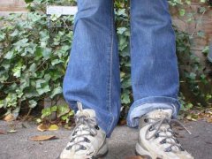 Grossansicht in neuem Fenster: Beine in Jeans und Turnschuhen