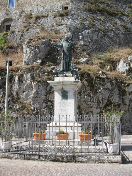 Statue des Hl. Gerardo, Schutzpatron der Region