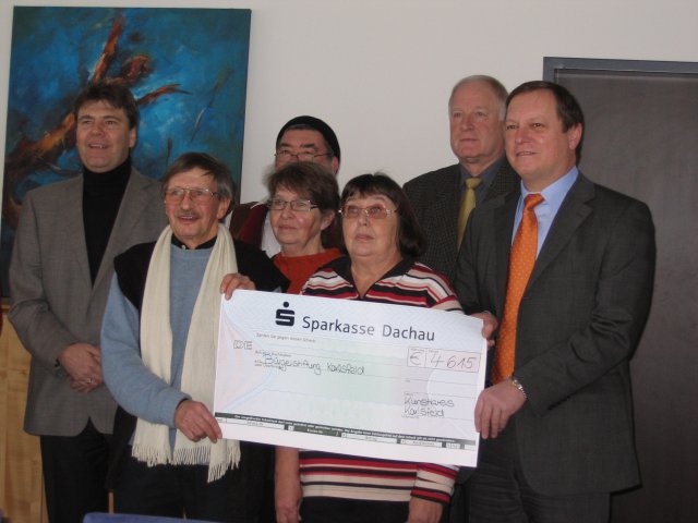 Grossansicht in neuem Fenster: Bürgerstiftung Karlsfeld Scheckübergabe Kunstkreis