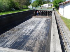 Kontrolle der Belebungsbecken im entleerten Zustand