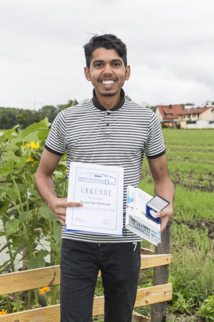 Gott mit dir du Land der Bayern und der Pakistani: Wie ein neunzehnjähriger Asylbewerber aus der Parzivalstraße für seine besonderen Leistungen geehrt