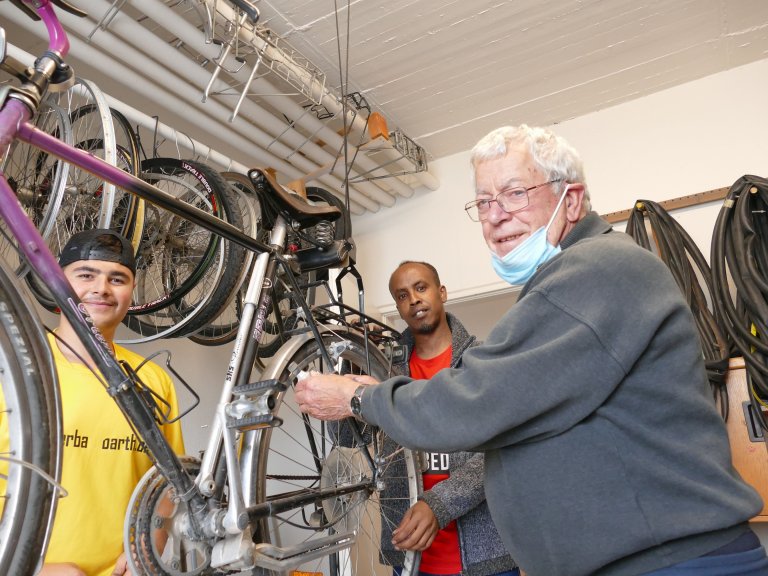 Helferkreis Karlsfeld, die Radlwerkstatt: Das 250. Rad wird ausgegeben