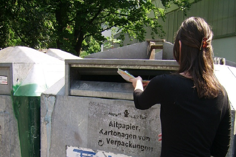 Papiercontainer an Wertstoffinsel