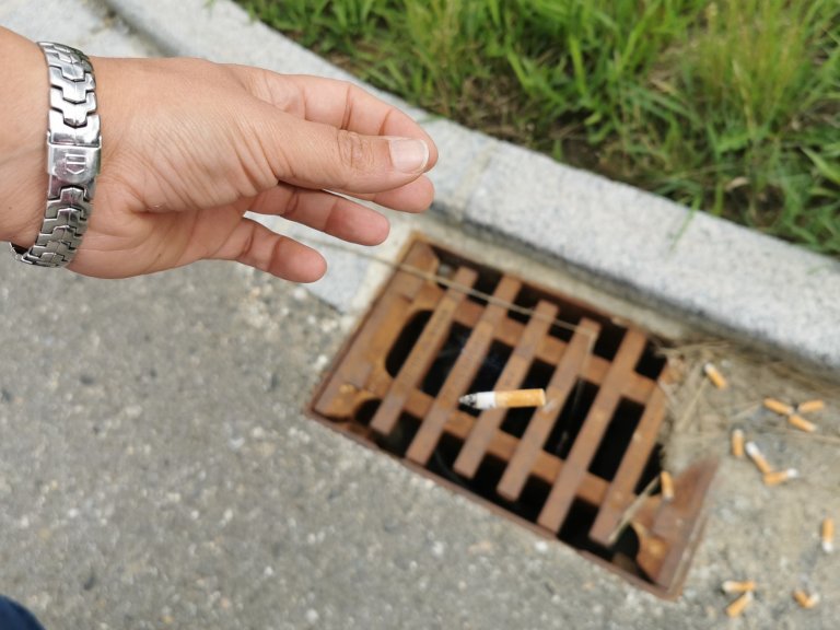 Schadstoffe in Zigarettenkippen belasten die Umwelt