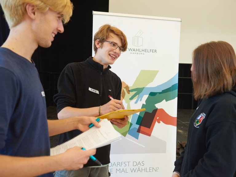 Erstwähler:innen werden zu Erstwahlprofis – Demokratieprojekt für junge und neu eingebürgerte Menschen