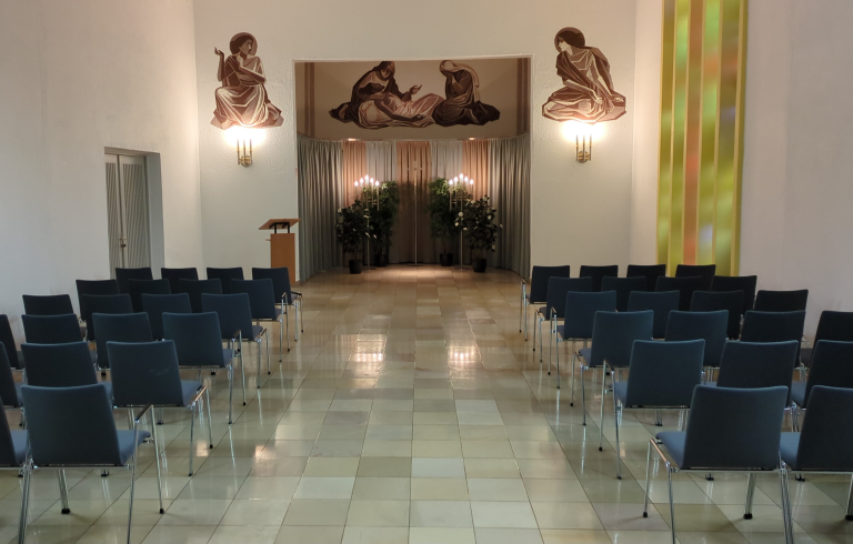 Friedhof Karlsfeld: Neue Stühle in der Aussegnungshalle