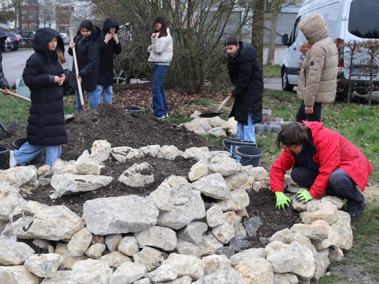 Blühpakt Karlsfeld: Eine Kräuterspirale entsteht