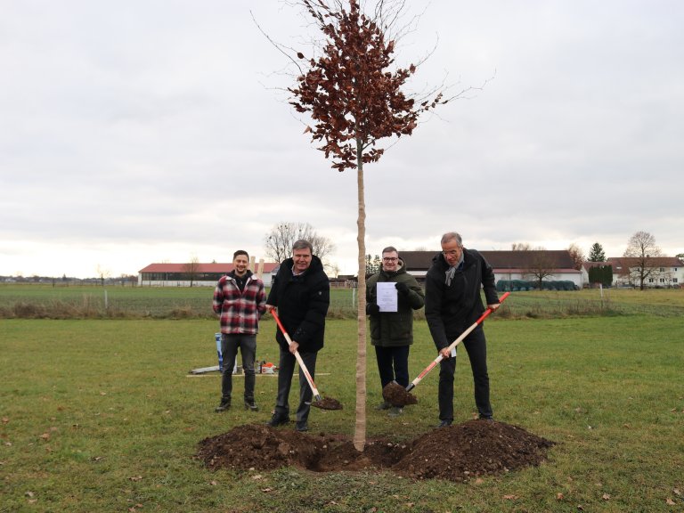 Acht neue Bäume für das Naherholungsgebiet Waldschwaigsee