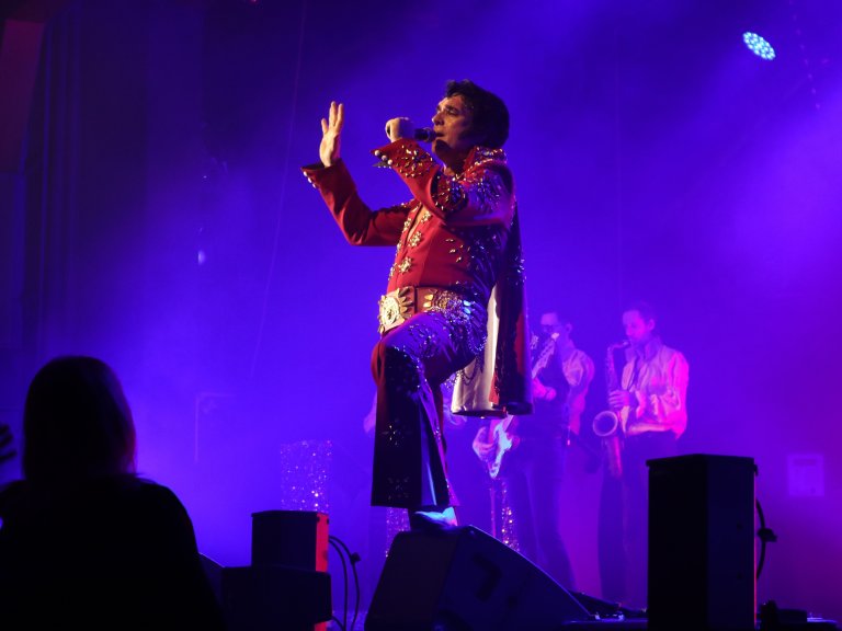 „Elvis was in the House“ - Nils Strassburg begeistert mit seiner Show