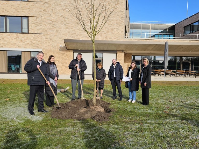 Landkreis Dachau widmet Charlotte Knobloch einen Baum am neuen Gymnasium in Karlsfeld