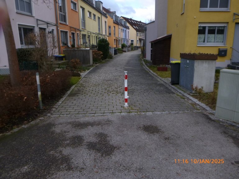 Absperrpfosten an sogenannten Wohnwegen in Karlsfeld