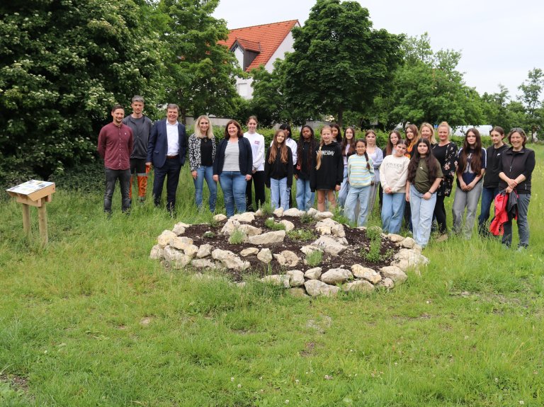 Einweihung der Infotafeln auf der Blühpakt-Wiese in Karlsfeld
