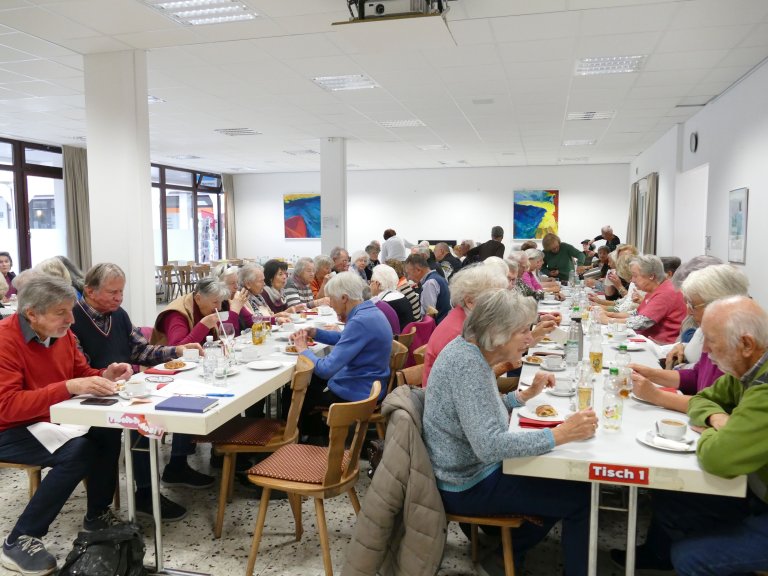 Schlagerlegenden begeistern beim Filmnachmittag des Seniorenbeirats